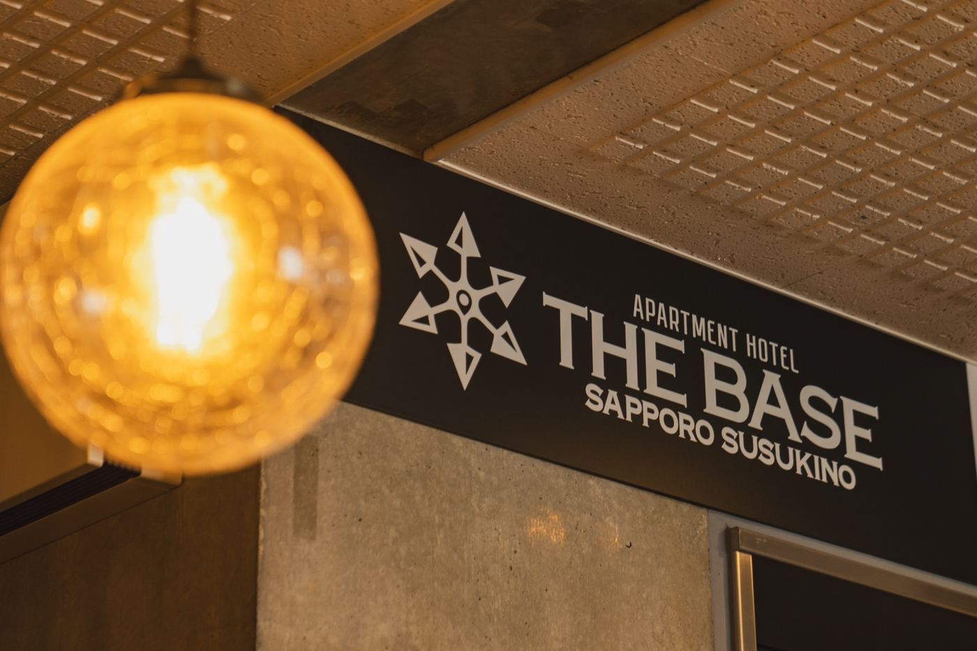 THE BASE サインと灯り